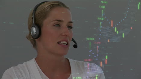 animación del procesamiento de datos sobre una mujer de negocios usando auriculares de teléfono
