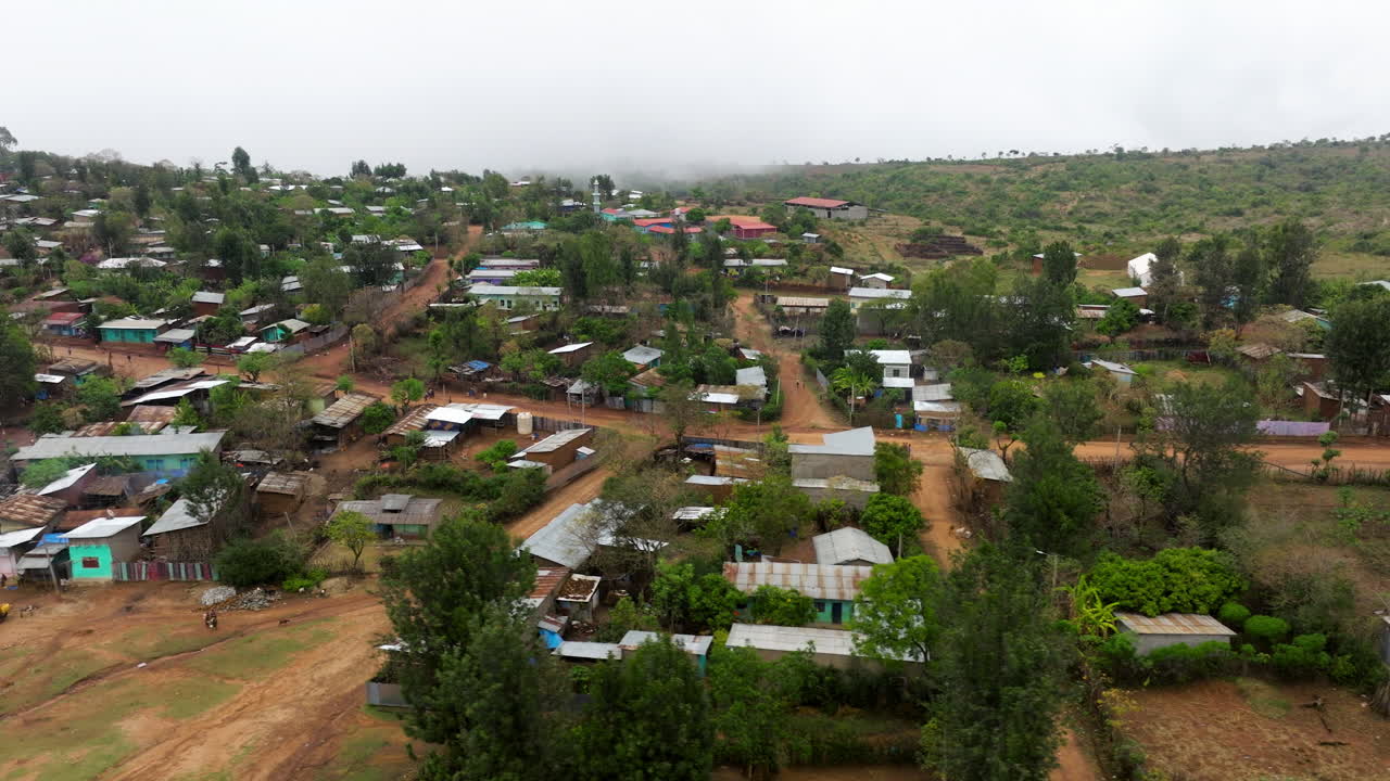 Drone cirkler over den farverige by Key Afer i Etiopien