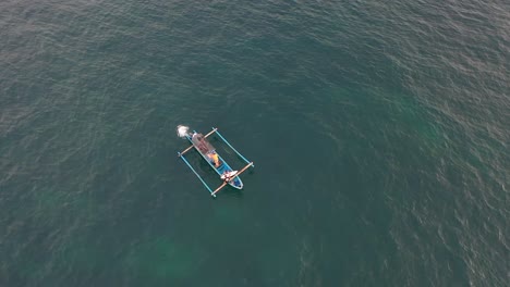 Surfer-Mit-Surfbrettern,-Die-Im-Traditionellen-Balinesischen-Boot-Segeln