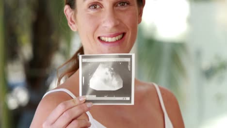 Mujer-Embarazada-Mostrando-Ecografía
