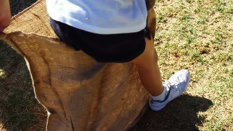 Kinder-Spielen-Sackhüpfen-Im-Park