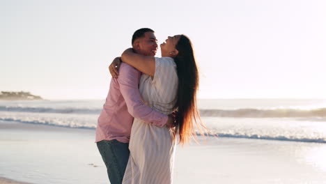 pies arriba, abrazo y pareja feliz en la playa