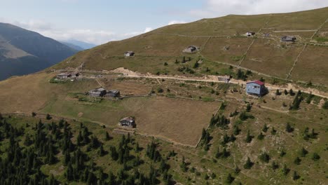 Drohnenansicht-Des-Auf-Dem-Hügel-Erbauten-Plateaus,-Der-Siedlung-Im-Grünen