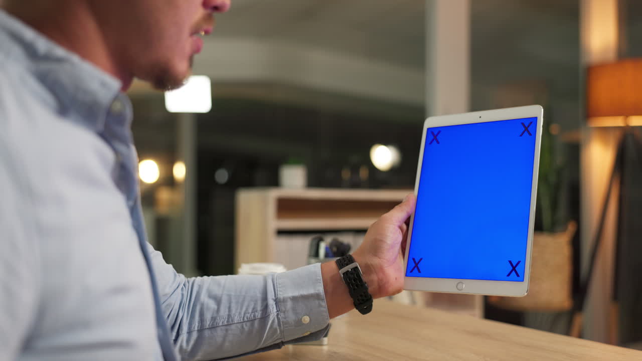 pantalla de maqueta, tableta y hombre en la oficina en el escritorio