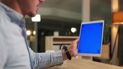 pantalla de maqueta, tableta y hombre en la oficina en el escritorio