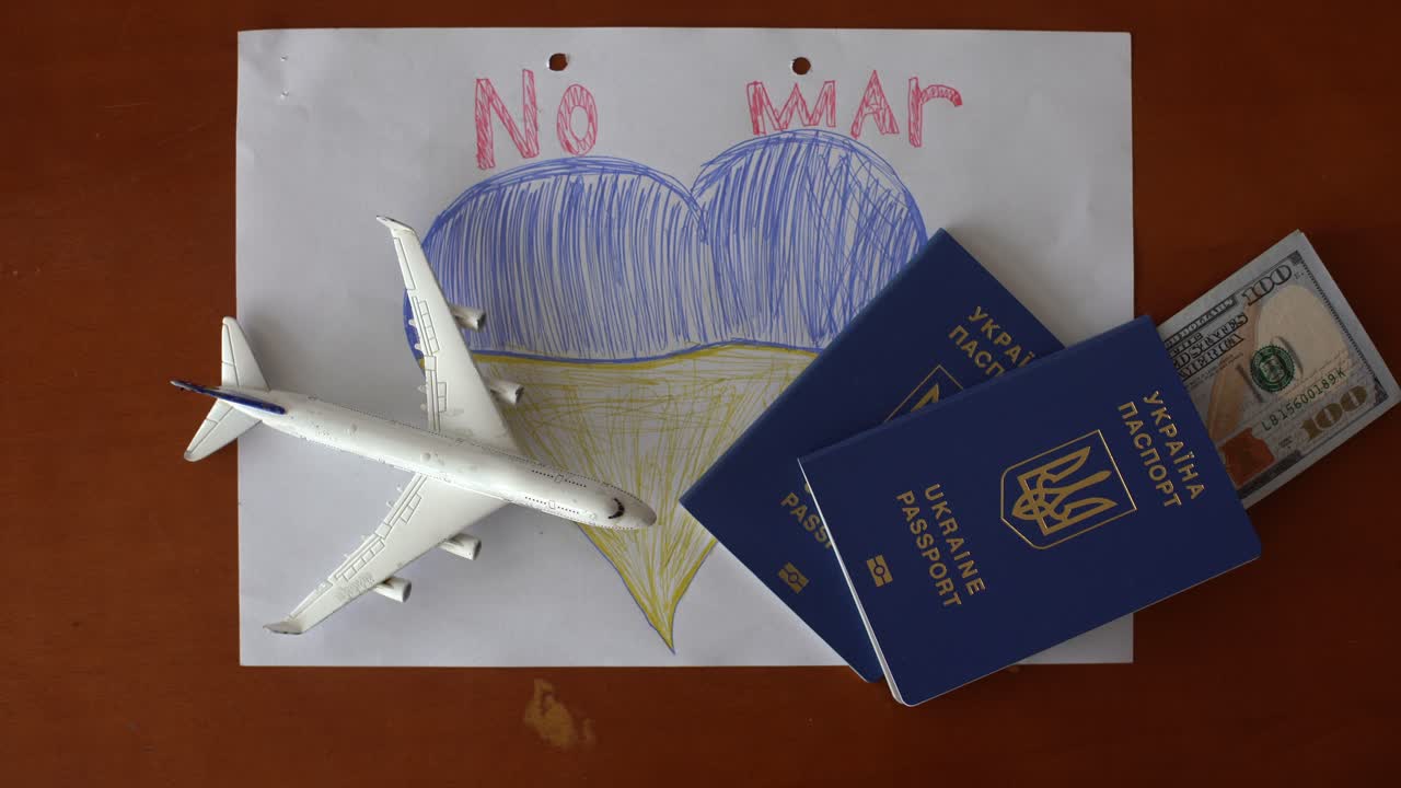 pasaportes y dinero. símbolos ucranianos. refugiados y documentos de identidad de ucrania 2022.