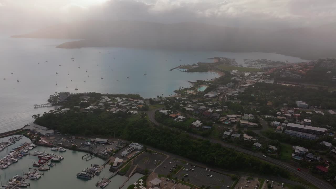 에어리 해변, 베이 라구온, 코랄 바다, 마리나, 공중 드론, 비, 구름, 해가 뜨는 아침, 그레이트 배리어 리프의 심장, 화이트 선데이, 화이트 헤이븐, 요트, 세일 보트, 건물, 앞으로의 움직임.