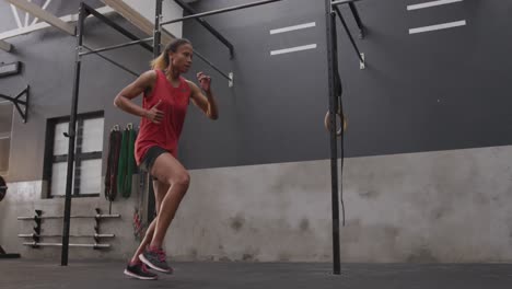 Entrenamiento-Cruzado-En-Un-Gimnasio