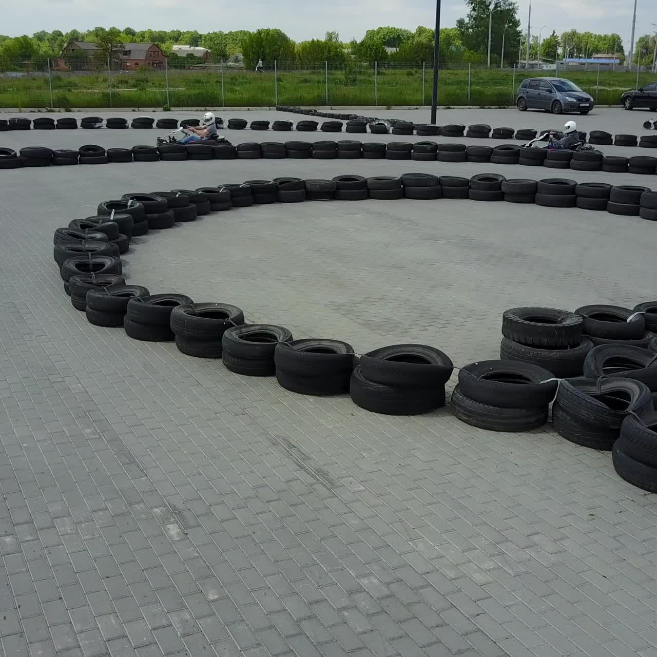 conductor con casco en el circuito de kart