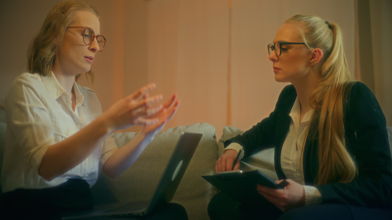 la mujer discute los problemas con el entrenador de negocios para obtener asesoramiento