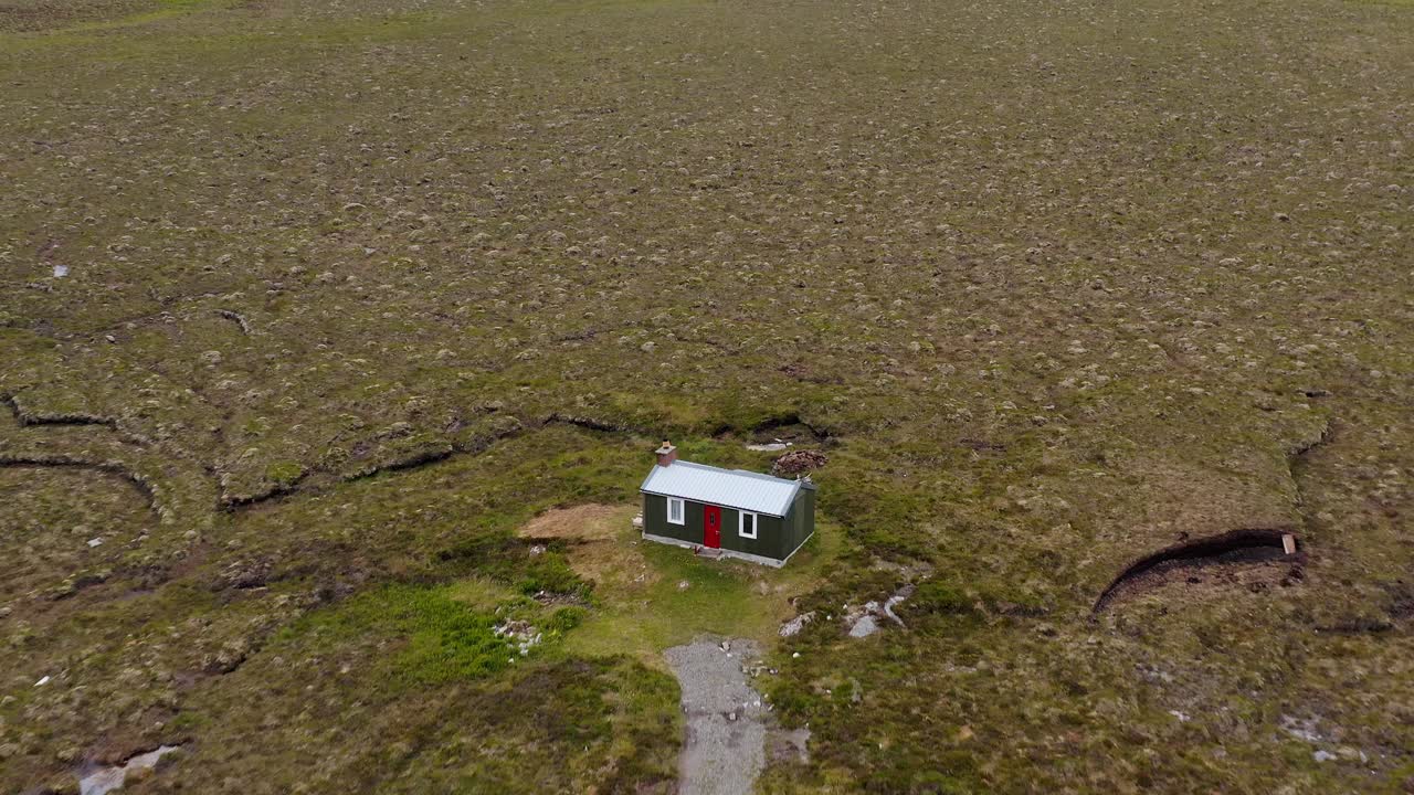 Dronebillede af en traditionel sæterhytte på Ydre Hebriderne i Skotland
