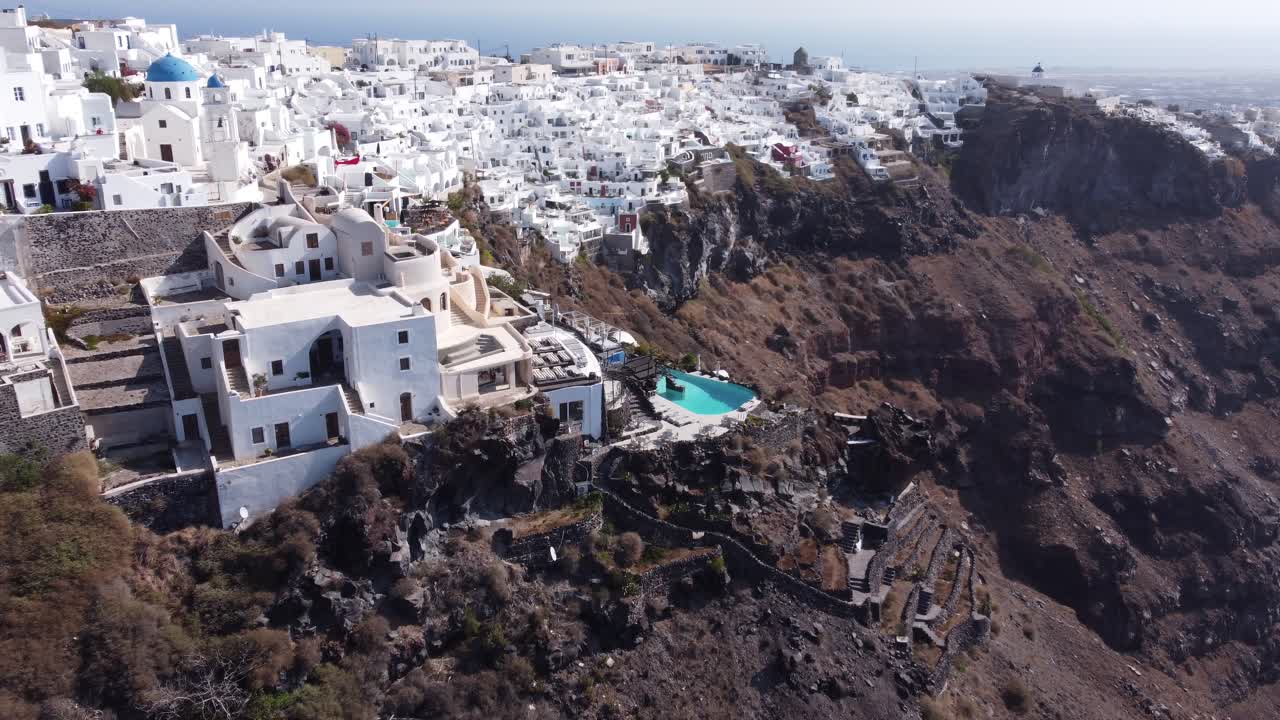 espectacular antena giratoria de la arquitectura de santorini y vista desde lo alto del acantilado, imerovigle grecia
