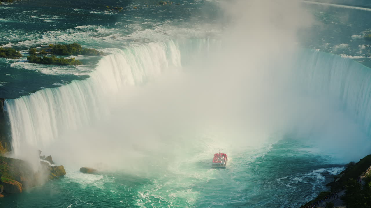 푸른 폭포 아래 빨간 보트