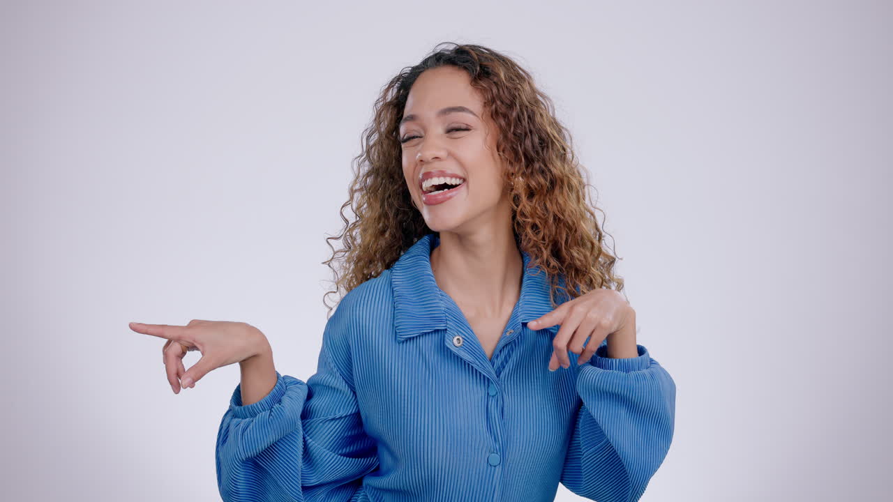 wow, noticias y rostro de mujer con la mano apuntando a