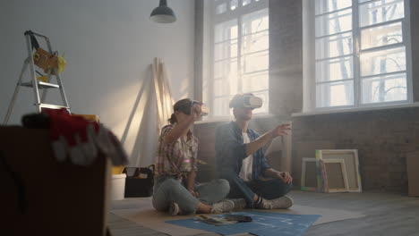 Familia-Enfocada-Usando-Gafas-Vr-En-Interiores.-Pareja-Sentada-En-El-Suelo.