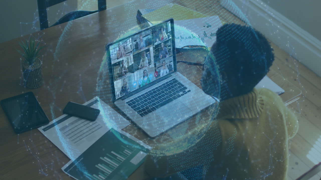 animación del globo con red de conexiones sobre mujer usando computadora portátil en videollamada