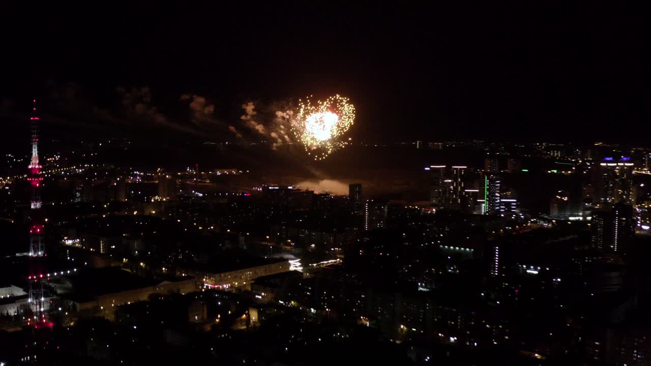 espectáculo de fuegos artificiales de la ciudad por la noche