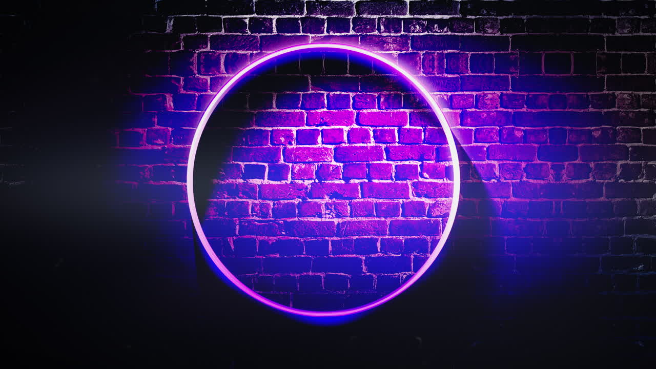 Cerchio al neon viola su muro
