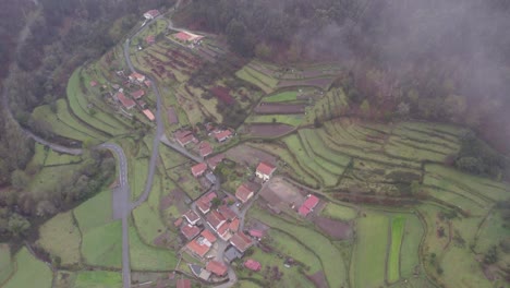 Vista-Aérea-Del-Pequeño-Pueblo-Sobrada-Portugal-Con-Nubes-Bajas,-Disparo-De-Drones
