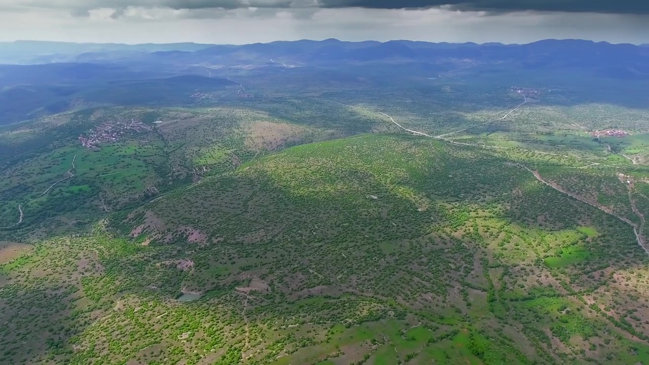 Vista aerea di dolci colline verdi e paesaggio rurale