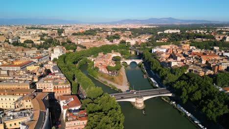 Filmische-Drohnenaufnahme-über-Dem-Fluss-Tiber-Und-Der-Tiberinsel-Rom,-Italien