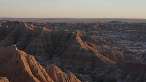 Panorámica-Del-Atardecer-Sobre-Las-Tierras-Baldías-De-Dakota-Del-Sur