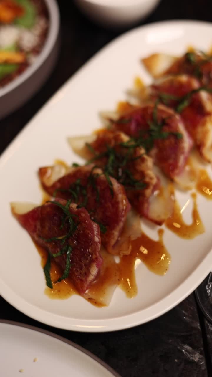 albóndigas de remolacha fritas en una sartén