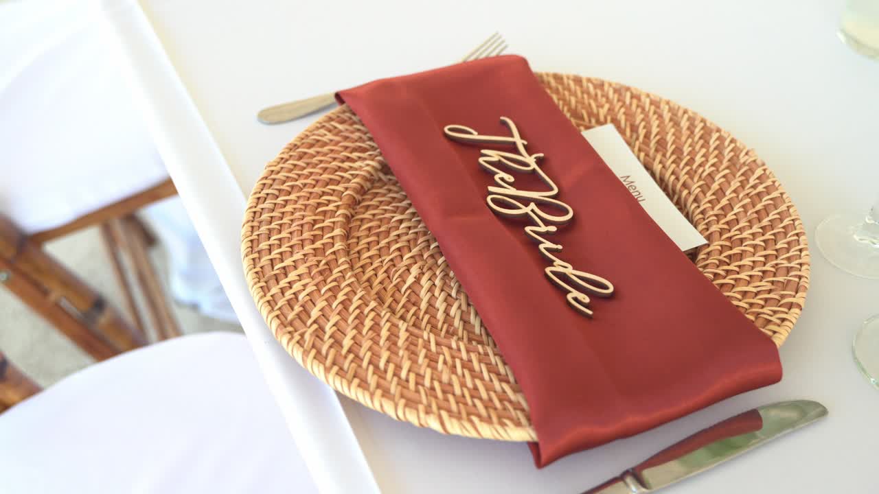 pan lento a la novia decoración lugar de boda de lujo en la playa en un día soleado con paz y tranquilidad asientos al aire libre playa de arena asientos de compromiso con mesas