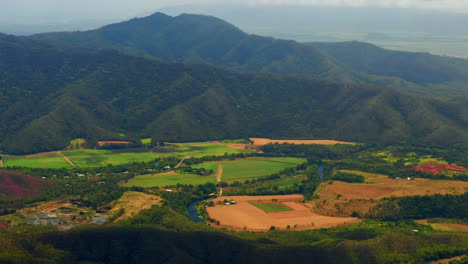 澳洲南部阿瑟頓高原 (atherton tablelands) 的山丘和山丘上空的美麗雲