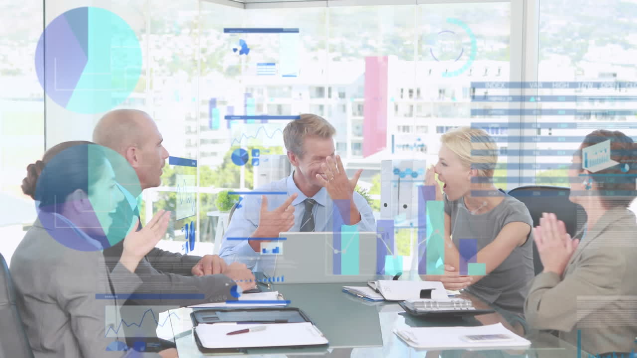 사무실에서 회의를 가진 다양한 사업가들에 대한 금융 데이터 처리의 애니메이션