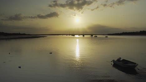 Sol-Del-Río-Por-La-Mañana-Con-Barcos-De-Silueta-Flotando-Tavira-Portugal