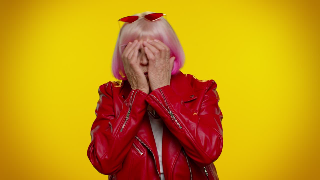 은 할머니, 은 여자가 눈을 감고 손을 보이고, 멈추는 몸짓, 혼란스럽고, 부끄럽고, 보는 것을 두려워합니다.