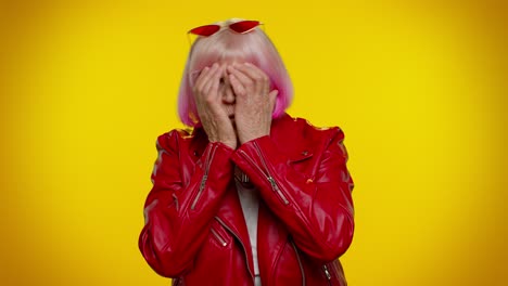 anciana abuela anciana cerrando los ojos con la mano mostrando el gesto de parada, confundida tímida asustada de ver
