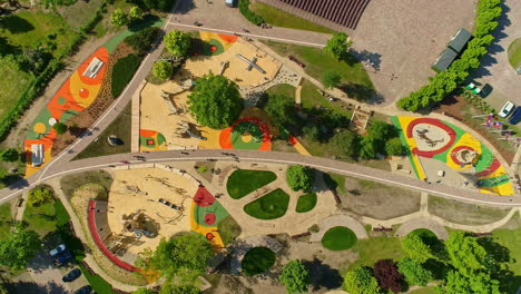 Vista-Aérea-De-Niños-Jugando-En-El-Parque-Infantil-En-Los-Parques-De-Uzvaras,-Jelgava,-Letonia.