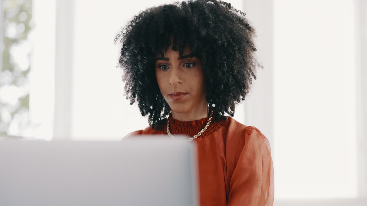 Laptop, riflessione e report con un professionista di colore
