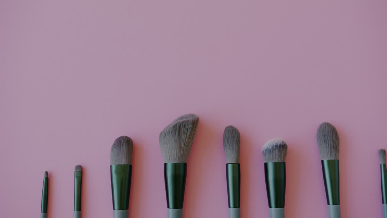 Makeup børster på pink baggrund