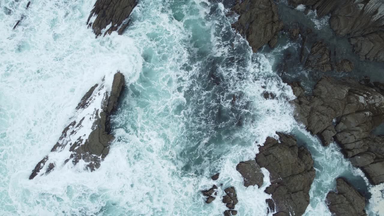 Vista aerea delle onde dell'oceano costellate di rocce