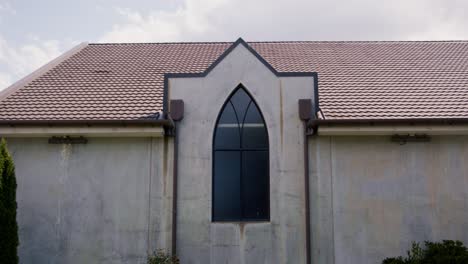 la luz del sol fluye sobre una ventana de la iglesia de vidrio pintado, con un hermoso cielo azul en el fondo