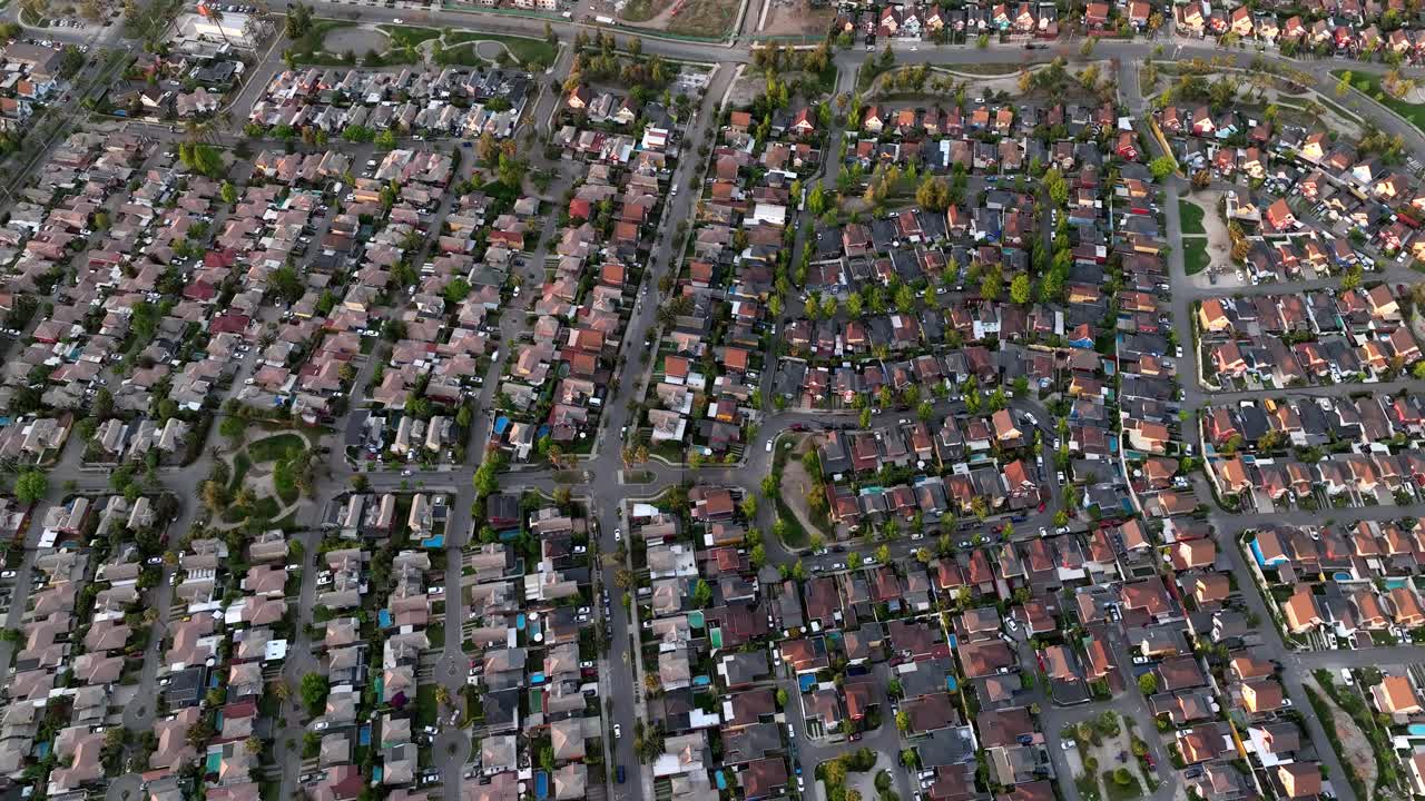 도시 의 산업 구역 근처 에 있는 중산층 이웃 의 공중 사진