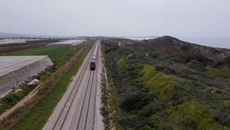 öffentlicher-Zug-Fährt-Auf-Küstenbahnschienen-Im-Moschaw-Megadim,-Israel