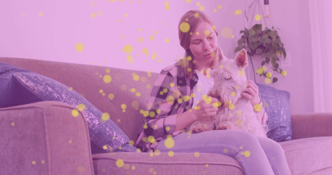 Donna che mette un terrier in grembo, accarezzandolo per la cura dell'animale domestico, con un alone viola-rosa e particelle d'oro che fluttuano.