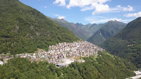 tiro de drone de un pueblo italiano en las verdes cadenas montañosas de dolomitas, premana italia, 4k