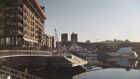 Muelles-Silenciosos-En-El-Distrito-Comercial-Y-Gastronómico-De-Alto-Nivel-De-Oslo-Aker-Brygge