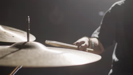 El-Baterista-Tocando-La-Batería-En-El-Estudio-De-Música-Mientras-Ensayaba.