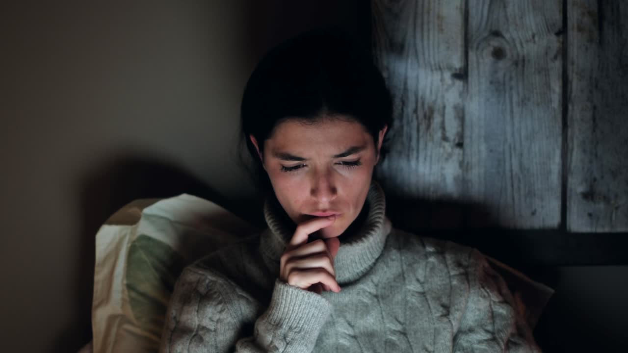 상하는 여성이 온라인에서 어려운 뉴스를 읽습니다.