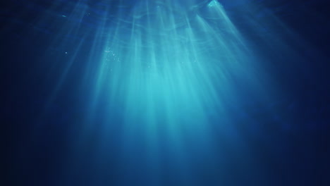 Unterwassersonnenstrahlen,-Die-Von-Oben-Scheinen,-Kommen-Durch-Das-Kristallklare-Blaue-Wasser-Und-Verursachen-Einen-Wunderschönen-Vorhang-Mit-Wasserlichtreflexionen