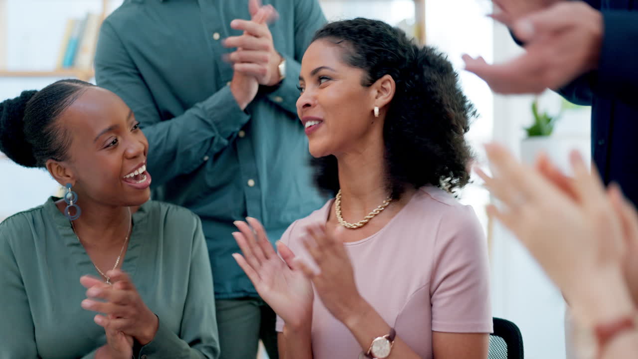 negocios, aplausos y mujer emocionada feliz