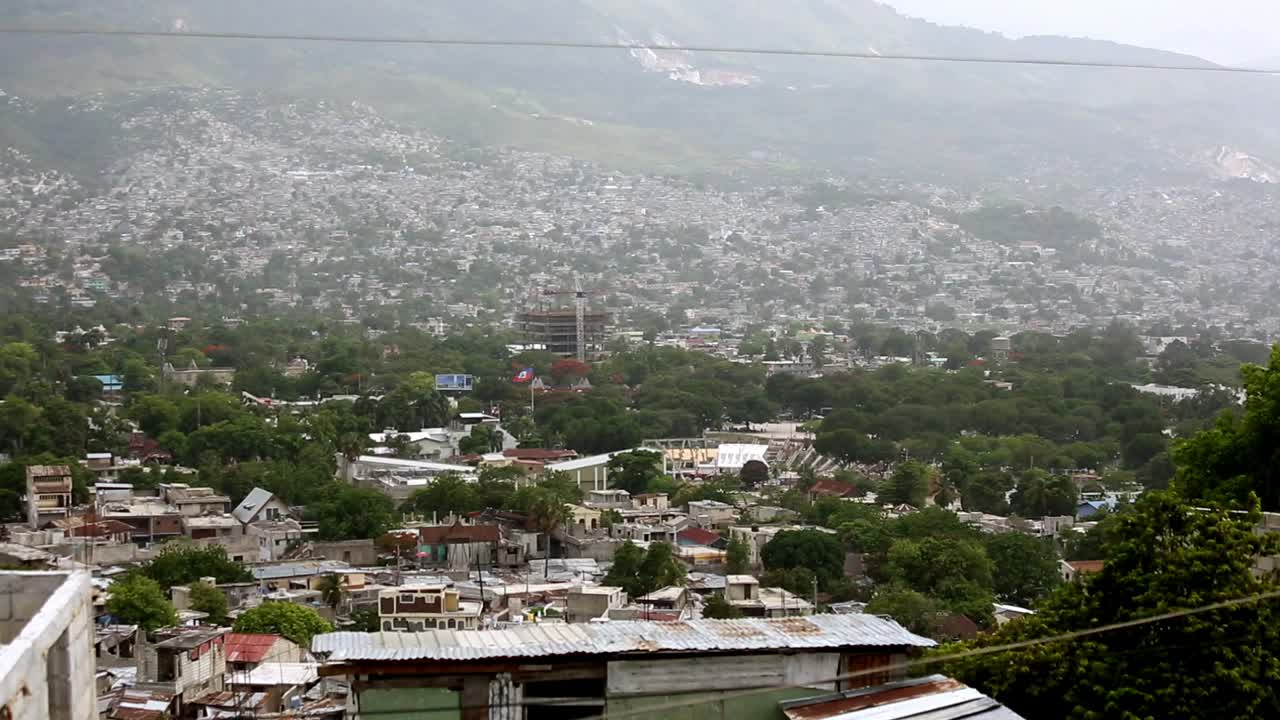 아이티 의 포트 오 프린스 는 같은 이름 의 만 을 내려다보는 16 개의 언덕 에 세워져 있다