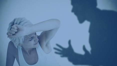 animación de la silueta de un hombre discutiendo con una mujer caucásica