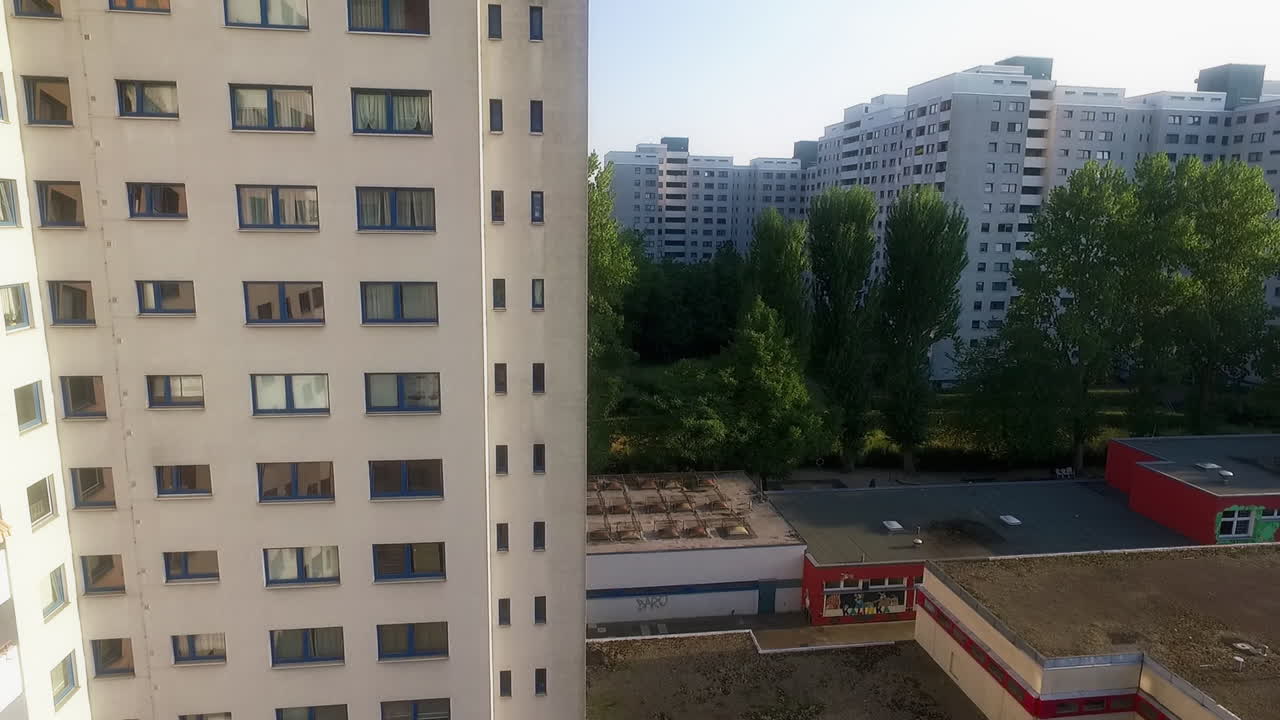 Drone descendo ao longo de um prédio de apartamentos em um bairro residencial alemão